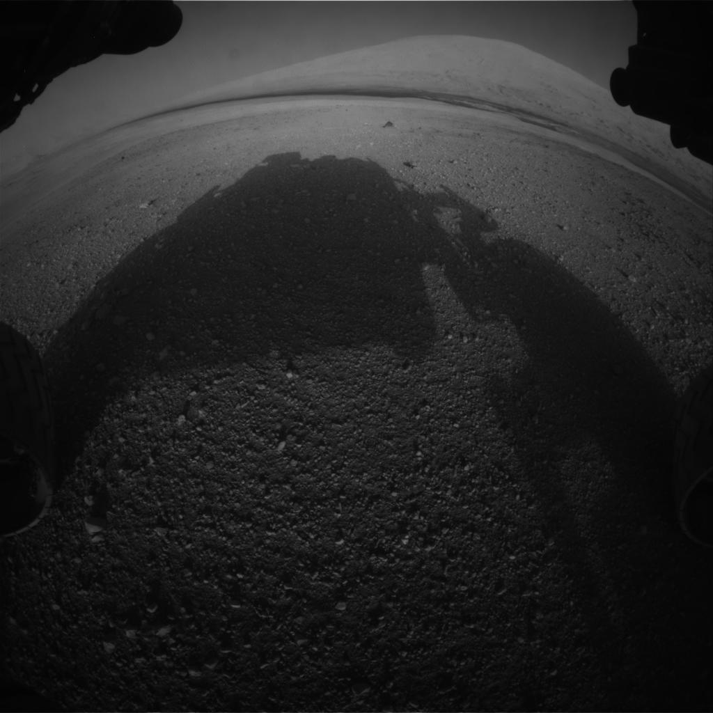 Imagen de la Hazcam delantera izquierda. Se observa Aeolis Mons y delante una franja oscura que corresponde con un campo de dunas. NASA/JPL-Caltech. Imagen de la Hazcam delantera izquierda. Se observa Aeolis Mons y delante una franja oscura que corresponde con un campo de dunas. NASA/JPL-Caltech.