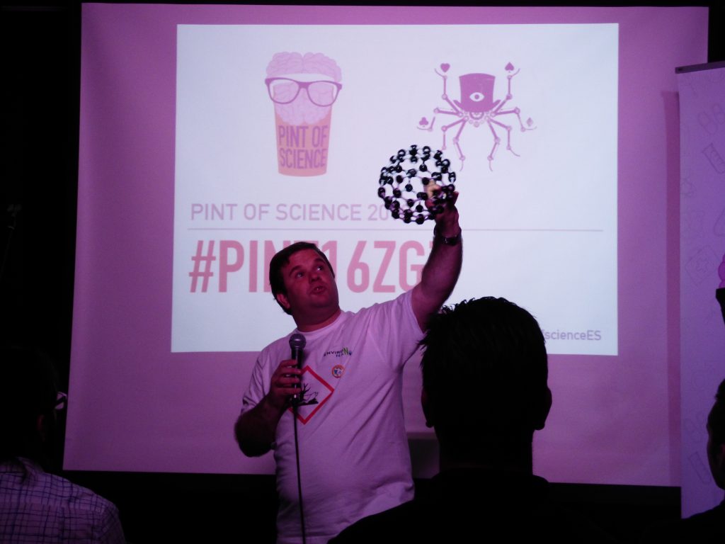Mi "monologo" de nanociencia en El Sotano Mágico el tercer día del Pint of Science de Zaragoza, con un sentido homenaje a Sir Harold Kroto (fallecido hace un mes), descubridor en 1985 de las pelotas de Fuller o fullerenos, esas moléculas de 60 carbonos en forma de pelota de futbol que tengo en la mano.