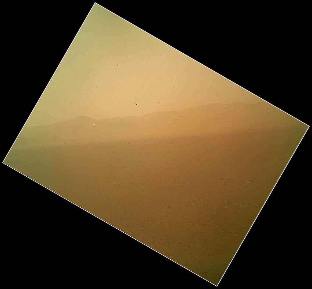 Imagen en color tomada por MAHLI. Se observa el borde del cráter al fondo, y toda una llanura hasta este. En el suelo se ven rocas de tamaño muy parecido cubriéndolo todo. NASA/JPL-Caltech. Imagen en color tomada por MAHLI. Se observa el borde del cráter al fondo, y toda una llanura hasta este. En el suelo se ven rocas de tamaño muy parecido cubriéndolo todo. NASA/JPL-Caltech.