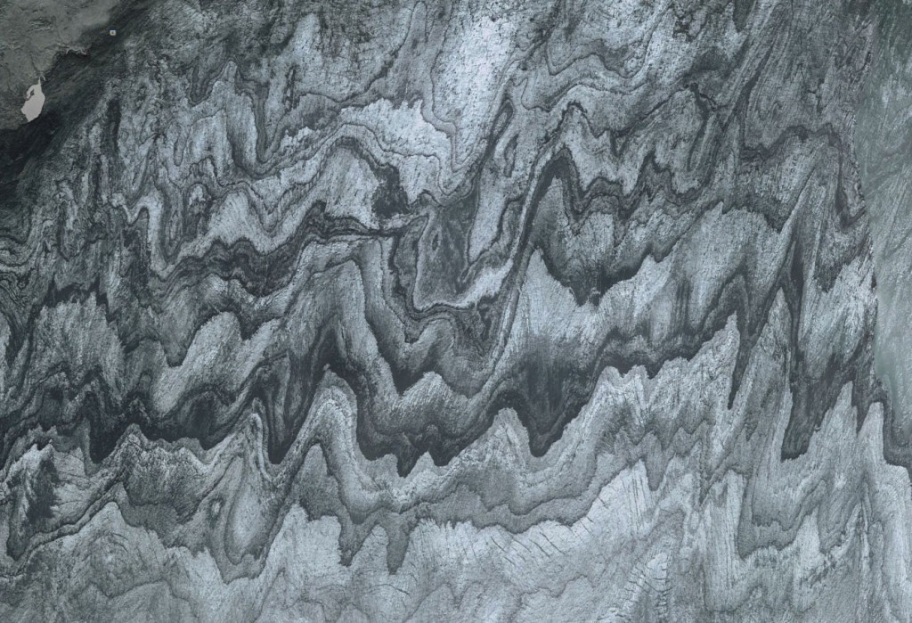 En esta imagen podemos apreciar un detalle del glaciar Vatnajökull, en Islandia. Se observan capas más claras y más oscuras de nieve debido a periodos de actividad volcánica cercana.