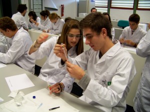 Alumnos en el laboratorio