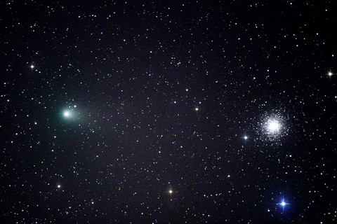 Agosto 2011: El cometa Garradd en el mismo campo de visión que el cúmulo globular M15.