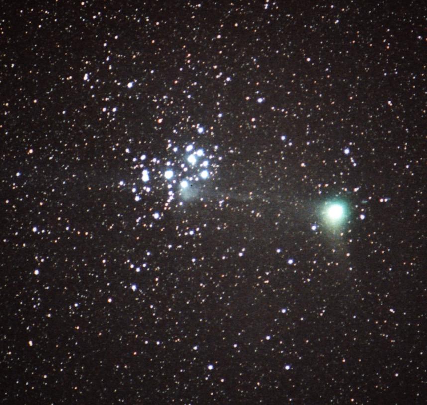 Enero 2005: El cometa Machholz parece extender su cola de iones por entre las Pléyades.