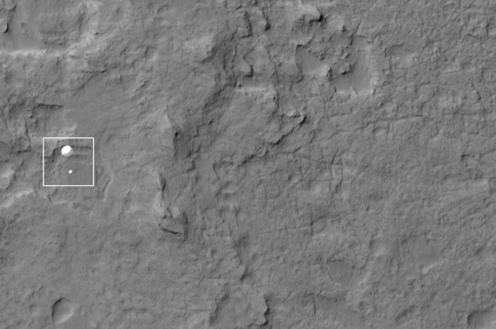 El Curiosity descendiendo en paracaídas por la atmósfera de Marte. NASA/JPL/University of Arizona.