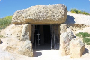 Entrada al dolmen de Menga