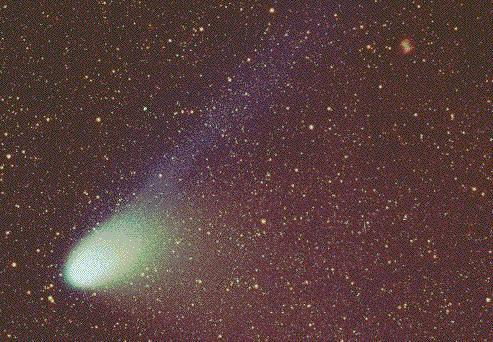 Febrero de 1997: El cometa Hale-Bopp pasó por delante de la Nebulosa Dumbbell.