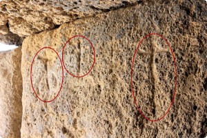 Iconos tallados en la roca